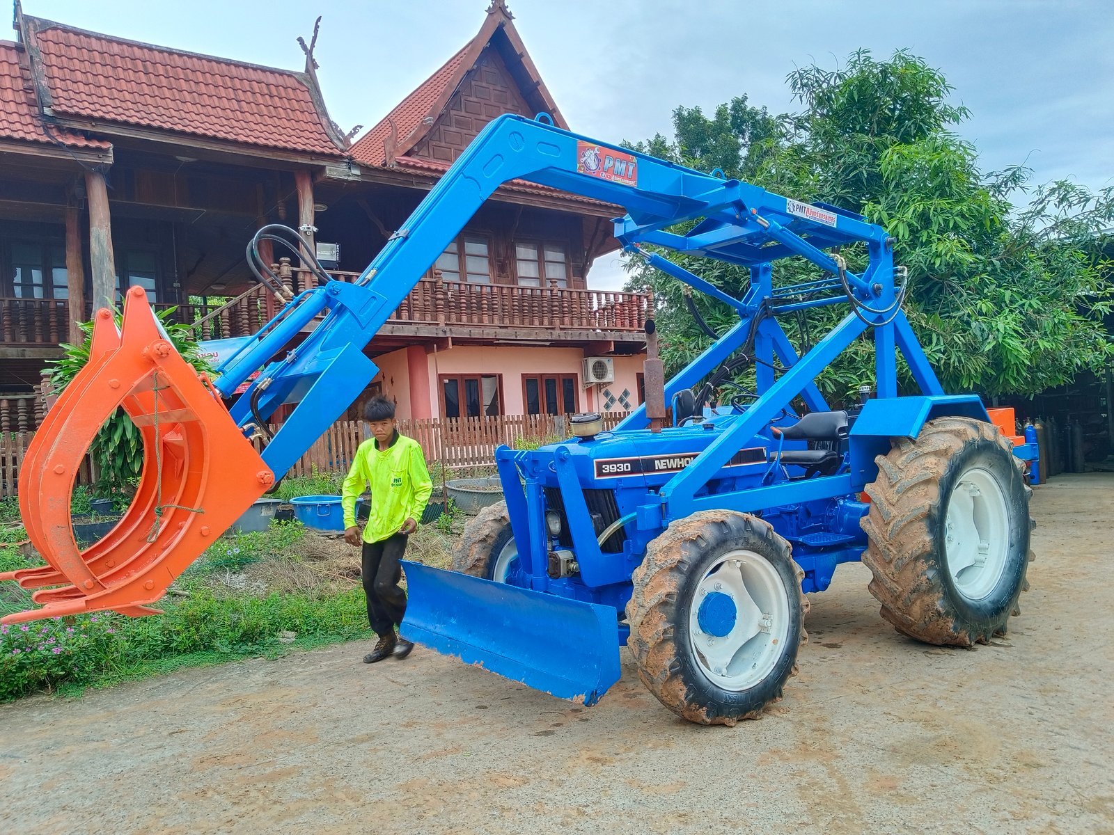 ขายรถไถฟอร์ด 2 เพลา 3930 พร้อมคีบ PMT มือหนึ่ง440,000 บาทภูมินทร์แทรคเตอร์อุดรธานี ขายรถไถฟอร์ด 2 เพลา 3930 พร้อมคีบ PMT มือหนึ่ง440,000 บาทภูมินทร์แทรคเตอร์อุดรธานี