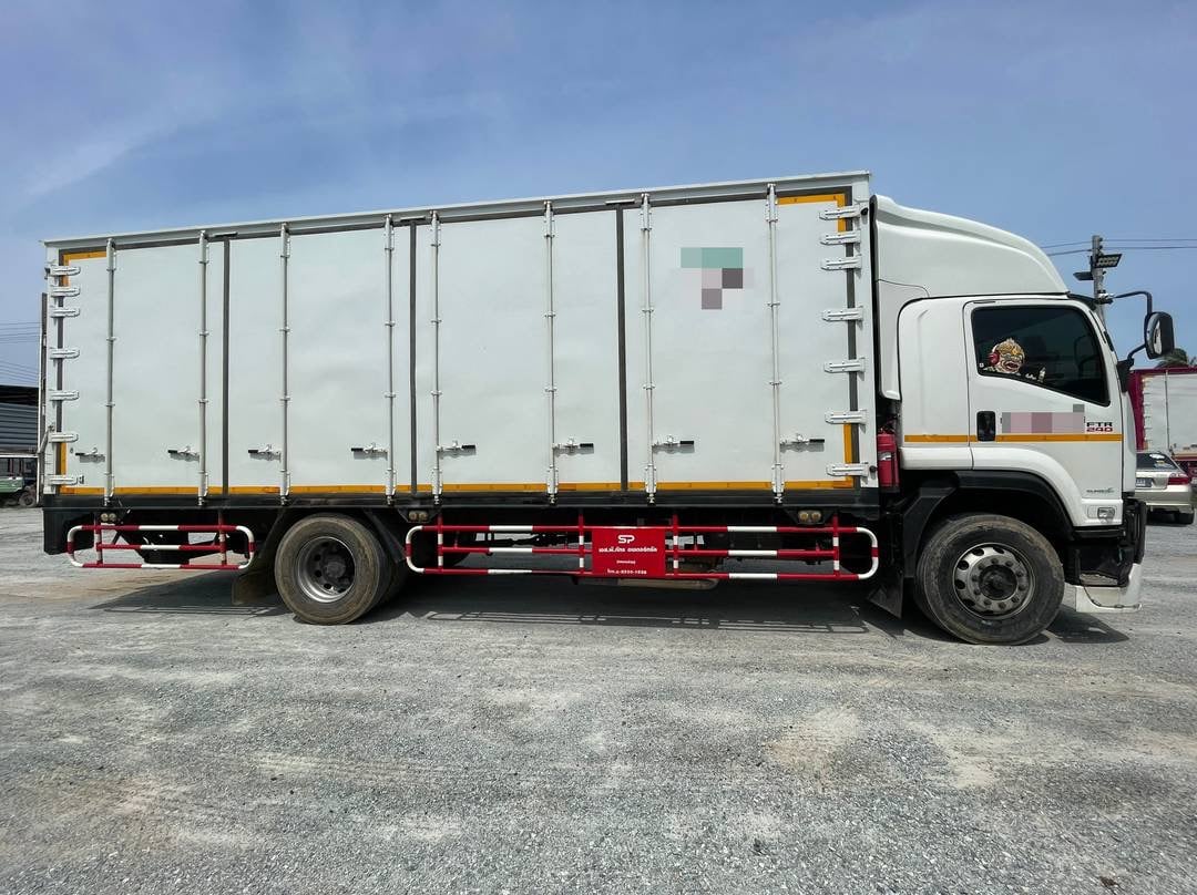 หกล้อตู้สิบบานมีลิฟท์ท้าย ISUZU FTR 240แรง ปี 64 (5105)
