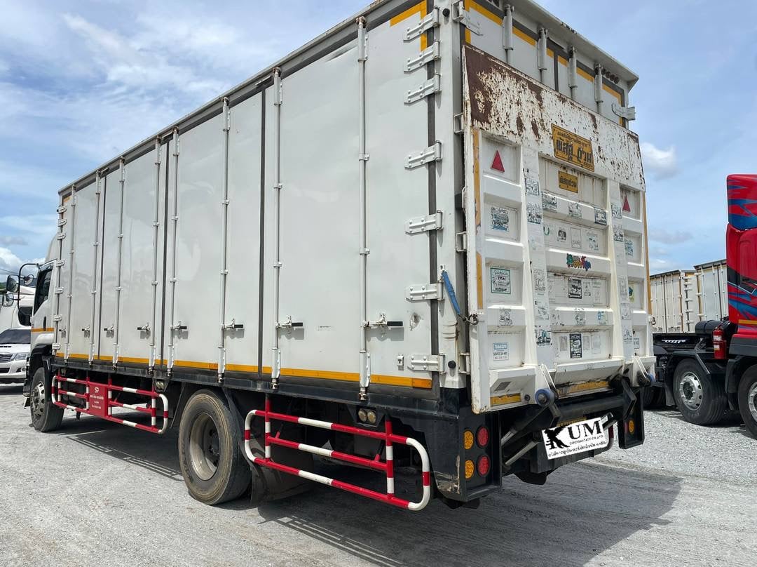 หกล้อตู้สิบบานมีลิฟท์ท้าย ISUZU FTR 240แรง ปี 64 (5105)