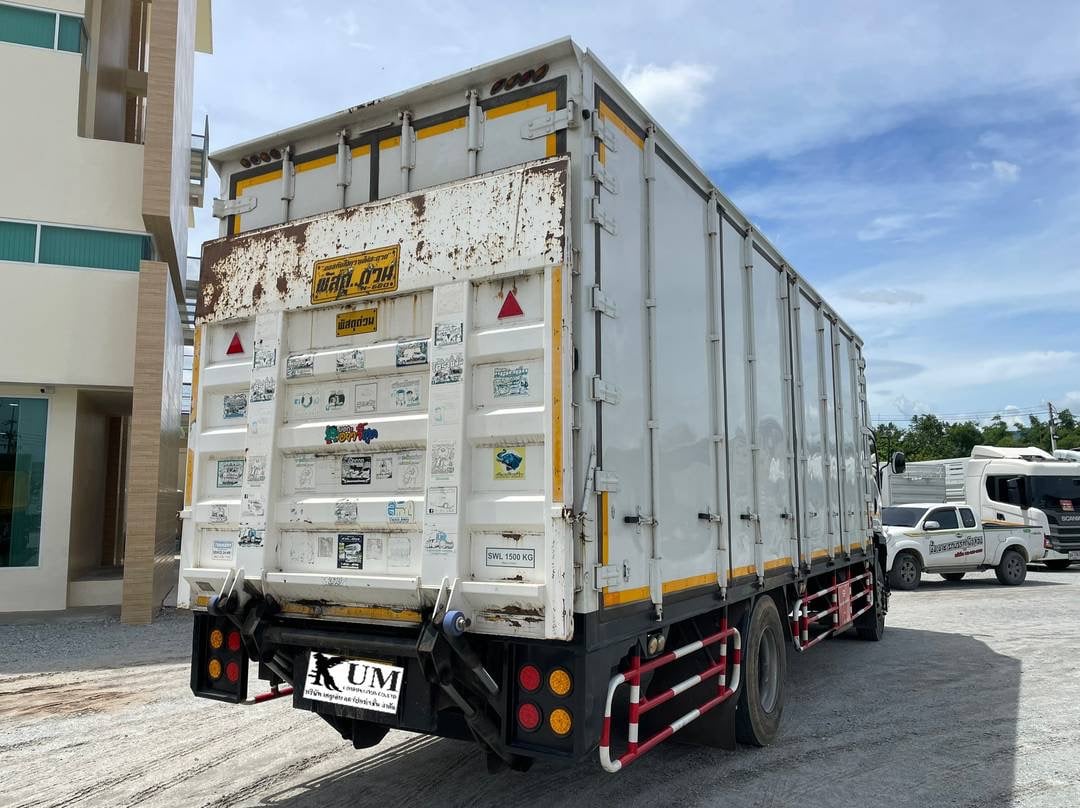 หกล้อตู้สิบบานมีลิฟท์ท้าย ISUZU FTR 240แรง ปี 64 (5105)