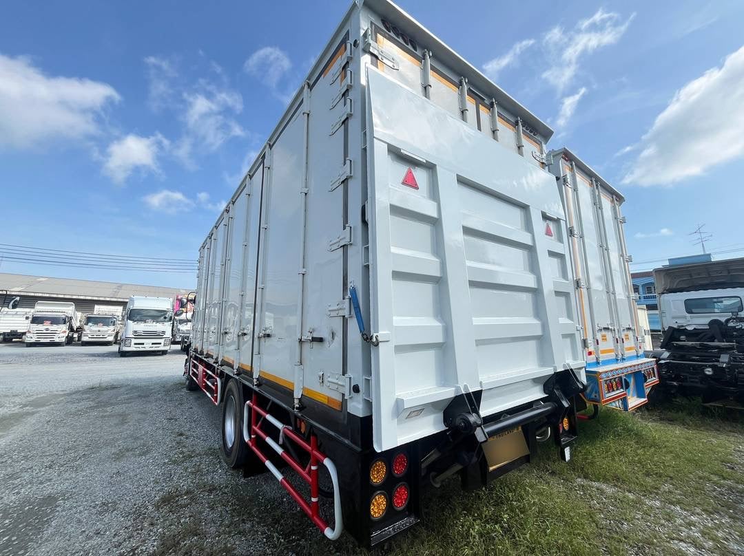 หกล้อตู้สิบบานมีลิฟท์ท้าย ISUZU FTR 240แรง ปี 64 (5105)
