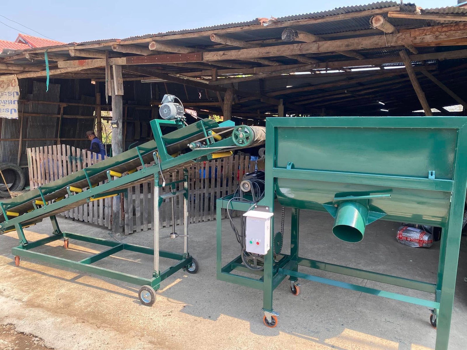 เครื่องผสมปุ๋ย ดิน อาหารสัตว์ รุ่น KT300พร้อมสายพานลำเลียง40cm.ยาว 4 m. เครื่องผสมปุ๋ย ดิน อาหารสัตว์ รุ่น KT300พร้อมสายพานลำเลียง40cm.ยาว 4 m.