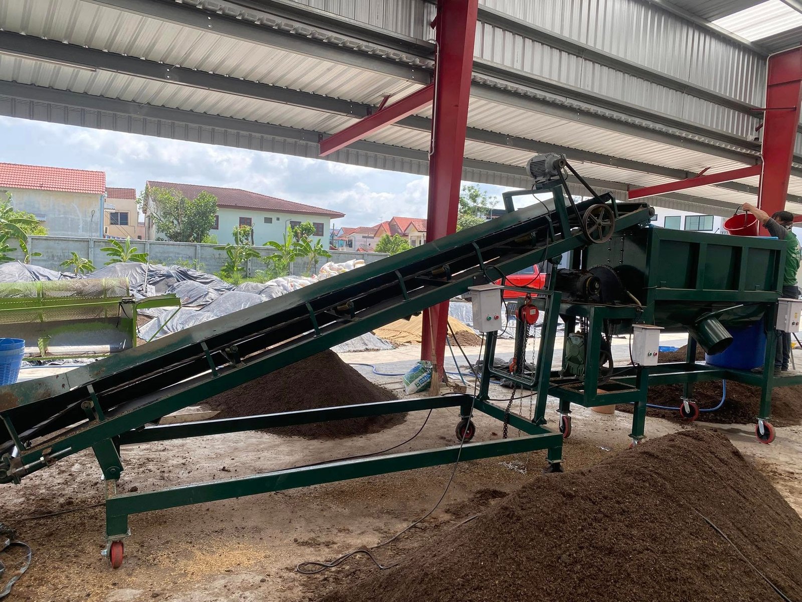 เครื่องผสมปุ๋ย ดิน อาหารสัตว์ รุ่น KT700พร้อมสายพานลำเลียง50cm.ยาว 5 m. เครื่องผสมปุ๋ย ดิน อาหารสัตว์ รุ่น KT700พร้อมสายพานลำเลียง50cm.ยาว 5 m.