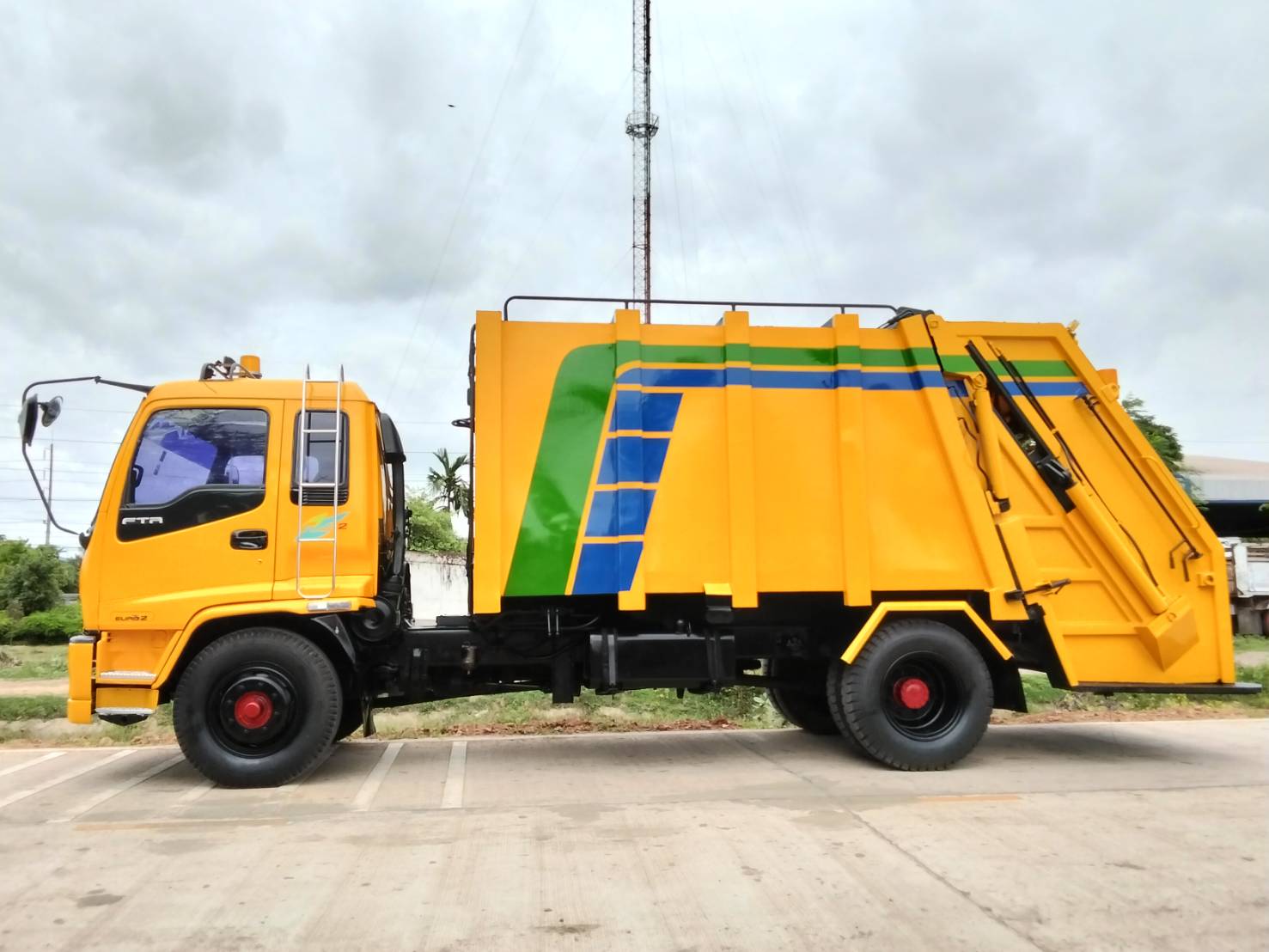 รถขยะ ISUZU 6ล้อ เดก้า200แรง ยูโร2 ปี48 #1