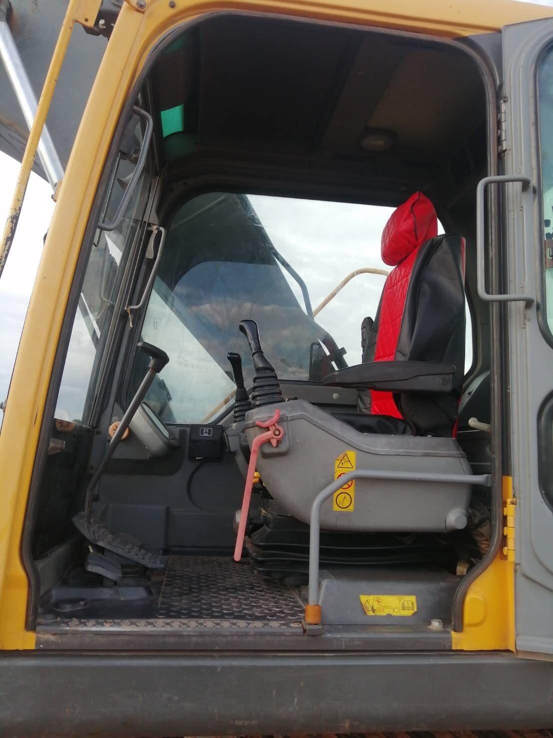 แบคโฮ VOLVO EC210B พร้อมใช้งาน แบคโฮ VOLVO EC210B พร้อมใช้งาน