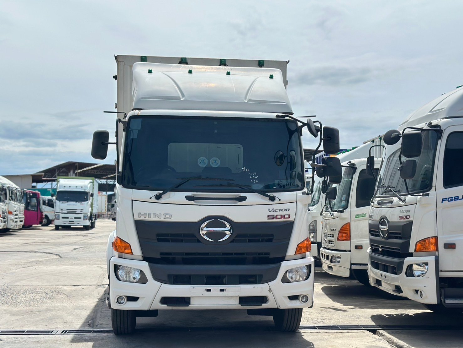 10ล้อเพิ่มเพลา HINO VICTOR FL8J 240แรง ปี2561 ตู้แห้งยาว7.55เมตร 10ล้อเพิ่มเพลา HINO VICTOR FL8J 240แรง ปี2561 ตู้แห้งยาว7.55เมตร