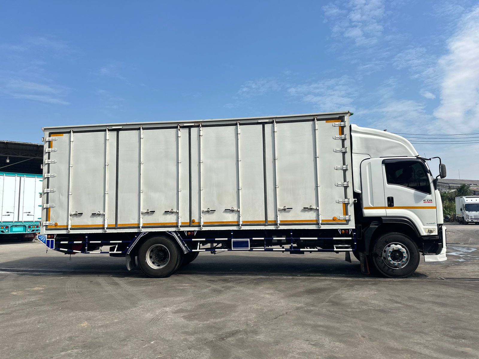 6ล้อISUZU FTR 240แรง ปี2562 ตู้10บานยาว7.7เมตรพร้อมระบบลากพ่วง 6ล้อISUZU FTR 240แรง ปี2562 ตู้10บานยาว7.7เมตรพร้อมระบบลากพ่วง