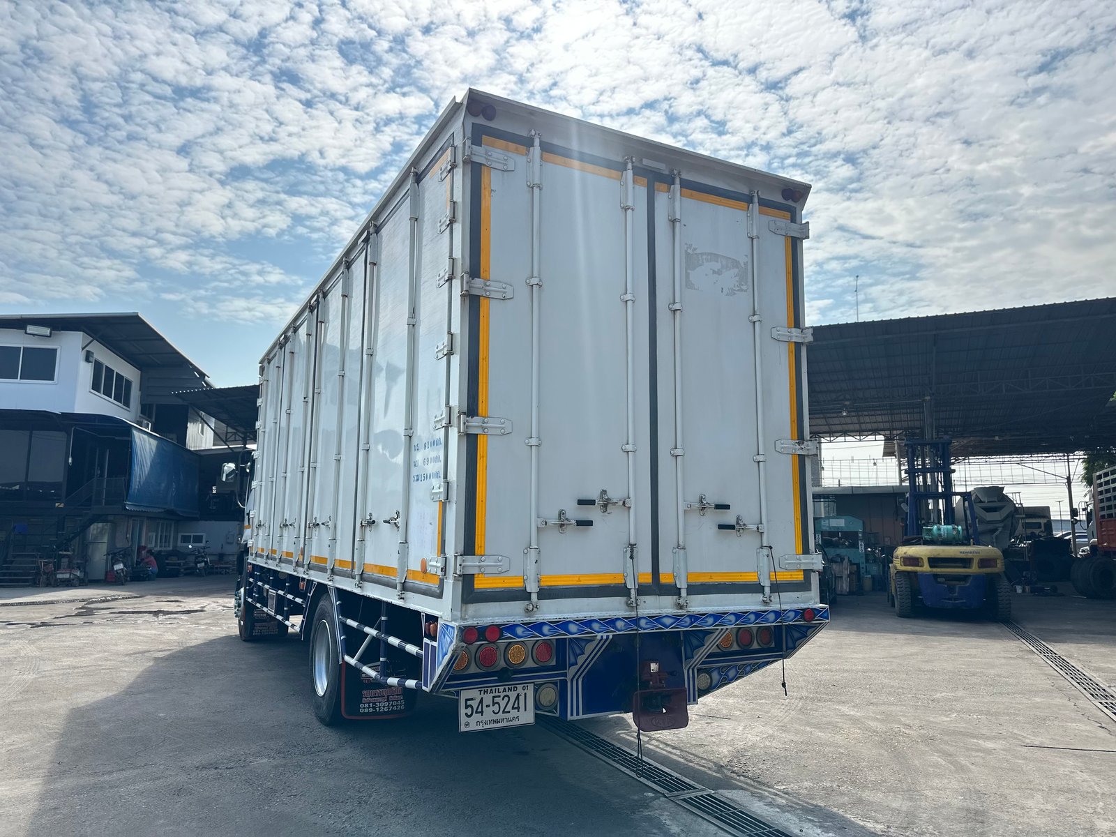 6ล้อISUZU FTR 240แรง ปี2562 ตู้10บานยาว7.7เมตรพร้อมระบบลากพ่วง 6ล้อISUZU FTR 240แรง ปี2562 ตู้10บานยาว7.7เมตรพร้อมระบบลากพ่วง