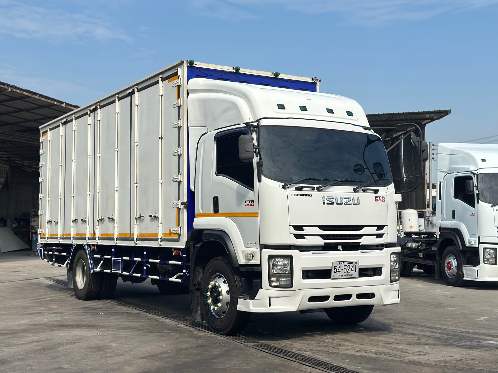 6ล้อISUZU FTR 240แรง ปี2562 ตู้10บานยาว7.7เมตรพร้อมระบบลากพ่วง 6ล้อISUZU FTR 240แรง ปี2562 ตู้10บานยาว7.7เมตรพร้อมระบบลากพ่วง