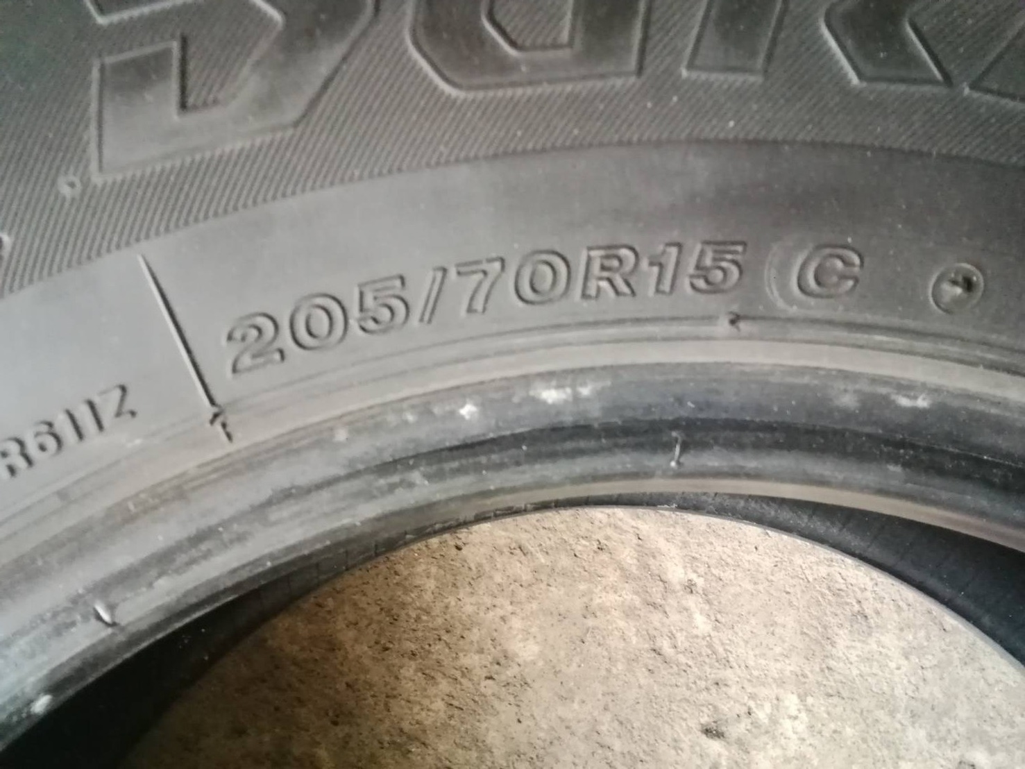 ขายยาง Bridgestone Duravis R611  205-70-15  ปี 2021  ยกชุด 4,000 บาท