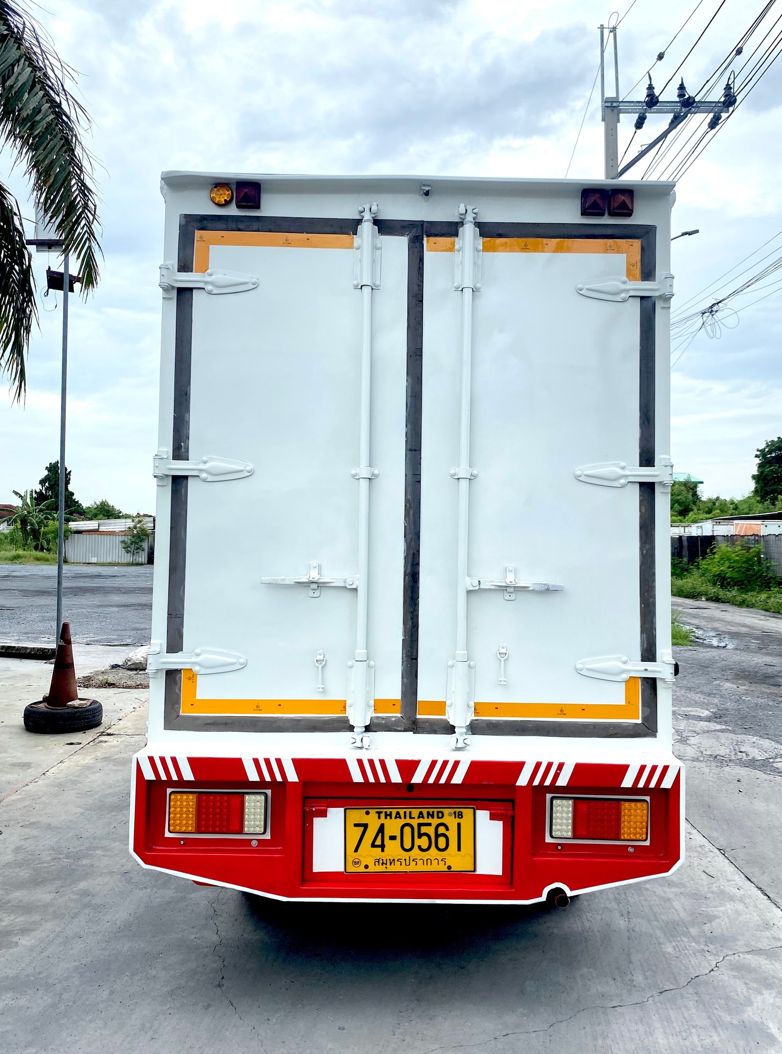 รถ ISUZU NKR 100 แรง เทอร์โบ รถห้างแท้ (4 ล้อไม่ติดเวลา) แหนบหน้า เพลาลอย ตู้แห้ง 6 บาน