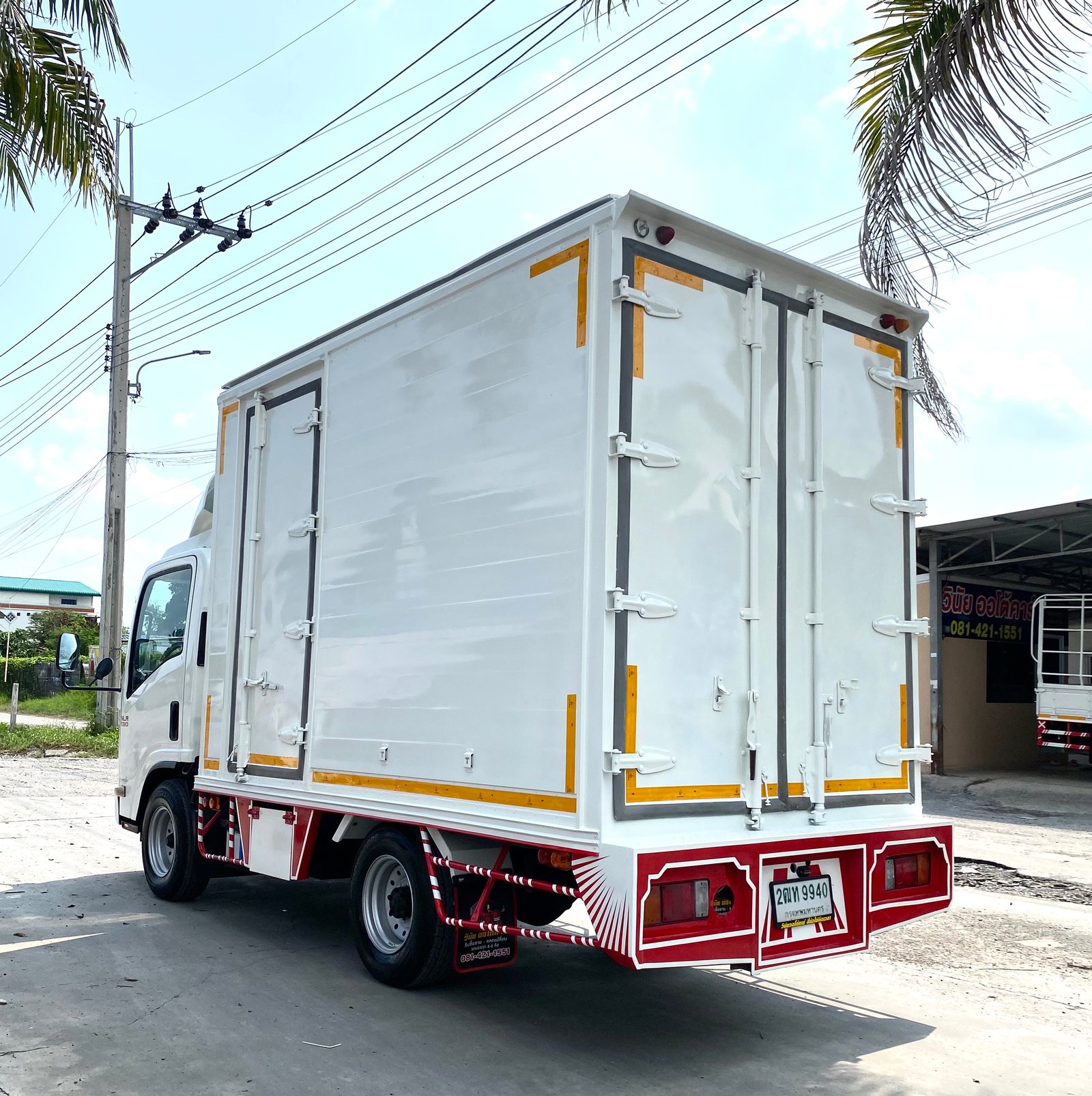 รถ ISUZU NLR 130 แรง ปี 2561 (รถห้างแท้ ) (4 ล้อไม่ติดเวลา) ตู้แห้งเปิด 3 บาน ยาว 3.30 ม. รุ่นใหม่ ไมล์น้อย รถสวย มือเดียว