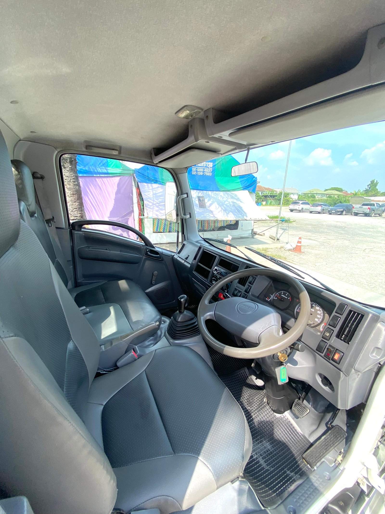 รถ ISUZU NLR 130 แรง ปี 2561 (รถห้างแท้ ) (4 ล้อไม่ติดเวลา) ตู้แห้งเปิด 3 บาน ยาว 3.30 ม. รุ่นใหม่ ไมล์น้อย รถสวย มือเดียว