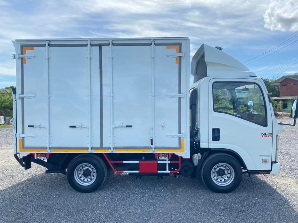 ขายรถ ISUZU NLR 130 แรง ปี 2559 รถห้างแท้ 4 ล้อไม่ติดเวลา ท้ายลิฟต์ กะบะเปิดรอบด้าน