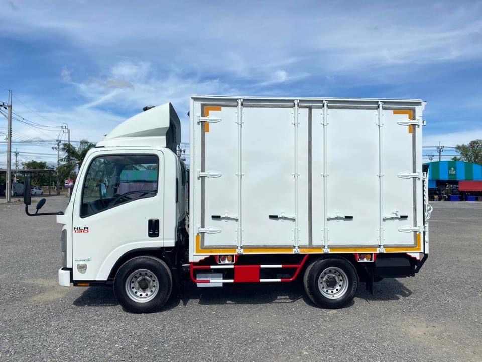ขายรถ ISUZU NLR 130 แรง ปี 2559 รถห้างแท้ 4 ล้อไม่ติดเวลา ท้ายลิฟต์ กะบะเปิดรอบด้าน