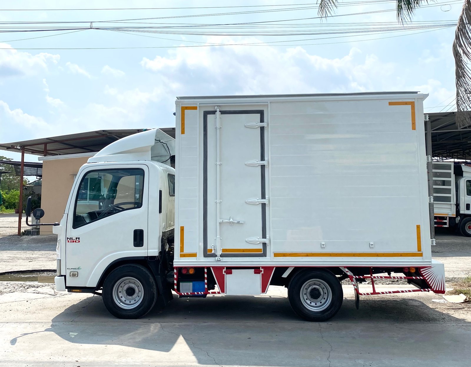 รถ ISUZU NLR 130 แรง ปี 2561 (รถห้างแท้ ) (4 ล้อไม่ติดเวลา) ตู้แห้งเปิด 3 บาน ยาว 3.30 ม. รุ่นใหม่ ไมล์น้อย รถสวย มือเดียว