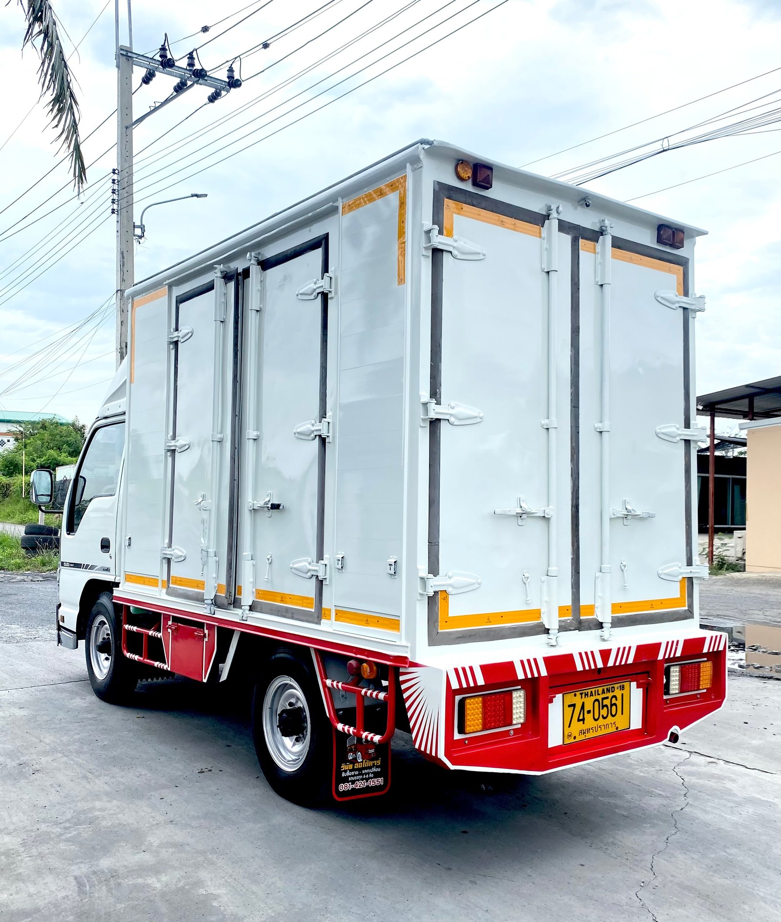 รถ ISUZU NKR 100 แรง เทอร์โบ รถห้างแท้ (4 ล้อไม่ติดเวลา) แหนบหน้า เพลาลอย ตู้แห้ง 6 บาน รถ ISUZU NKR 100 แรง เทอร์โบ รถห้างแท้ (4 ล้อไม่ติดเวลา) แหนบหน้า เพลาลอย ตู้แห้ง 6 บาน