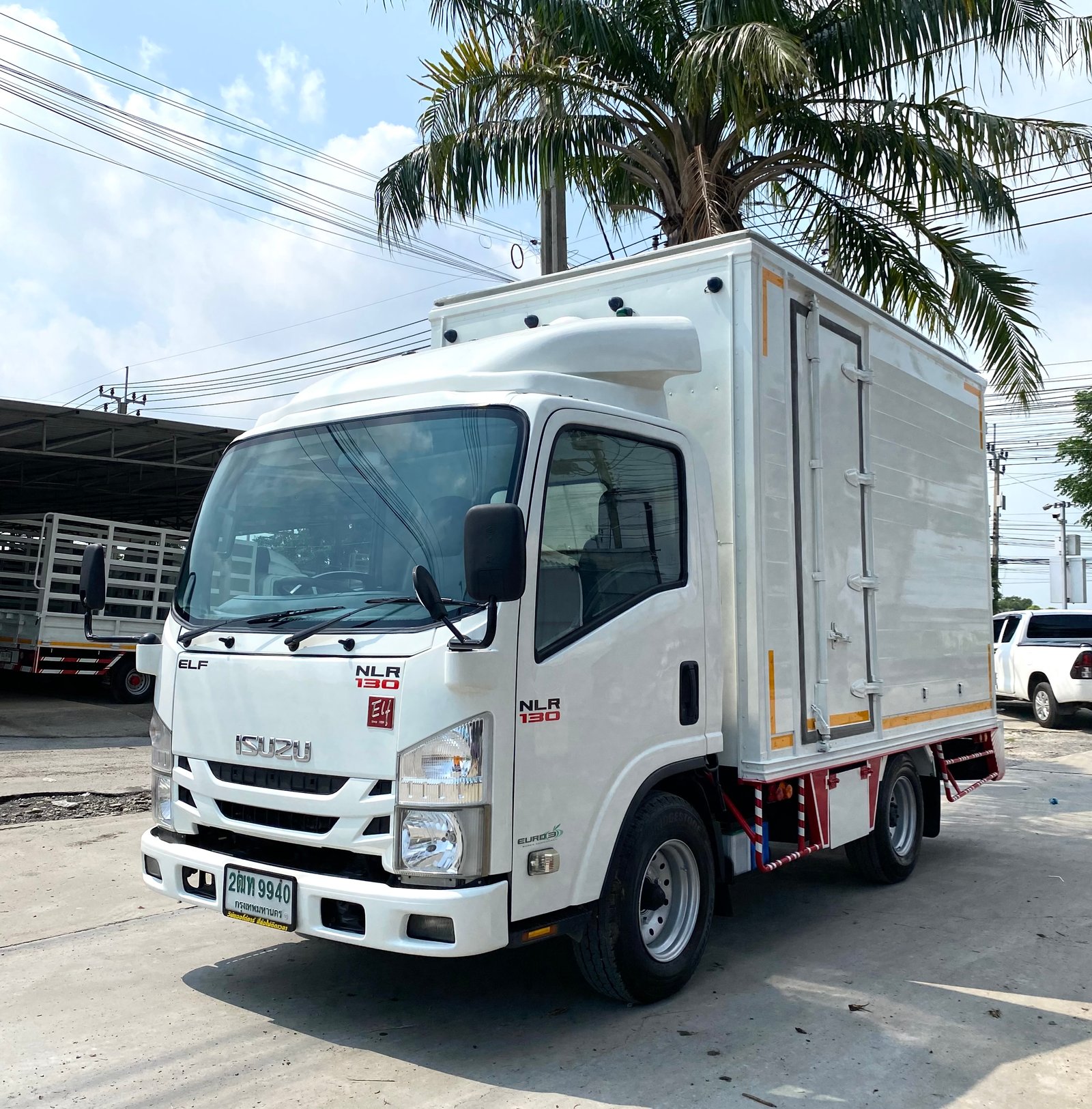 รถ ISUZU NLR 130 แรง ปี 2561 (รถห้างแท้ ) (4 ล้อไม่ติดเวลา) ตู้แห้งเปิด 3 บาน ยาว 3.30 ม. รุ่นใหม่ ไมล์น้อย รถสวย มือเดียว