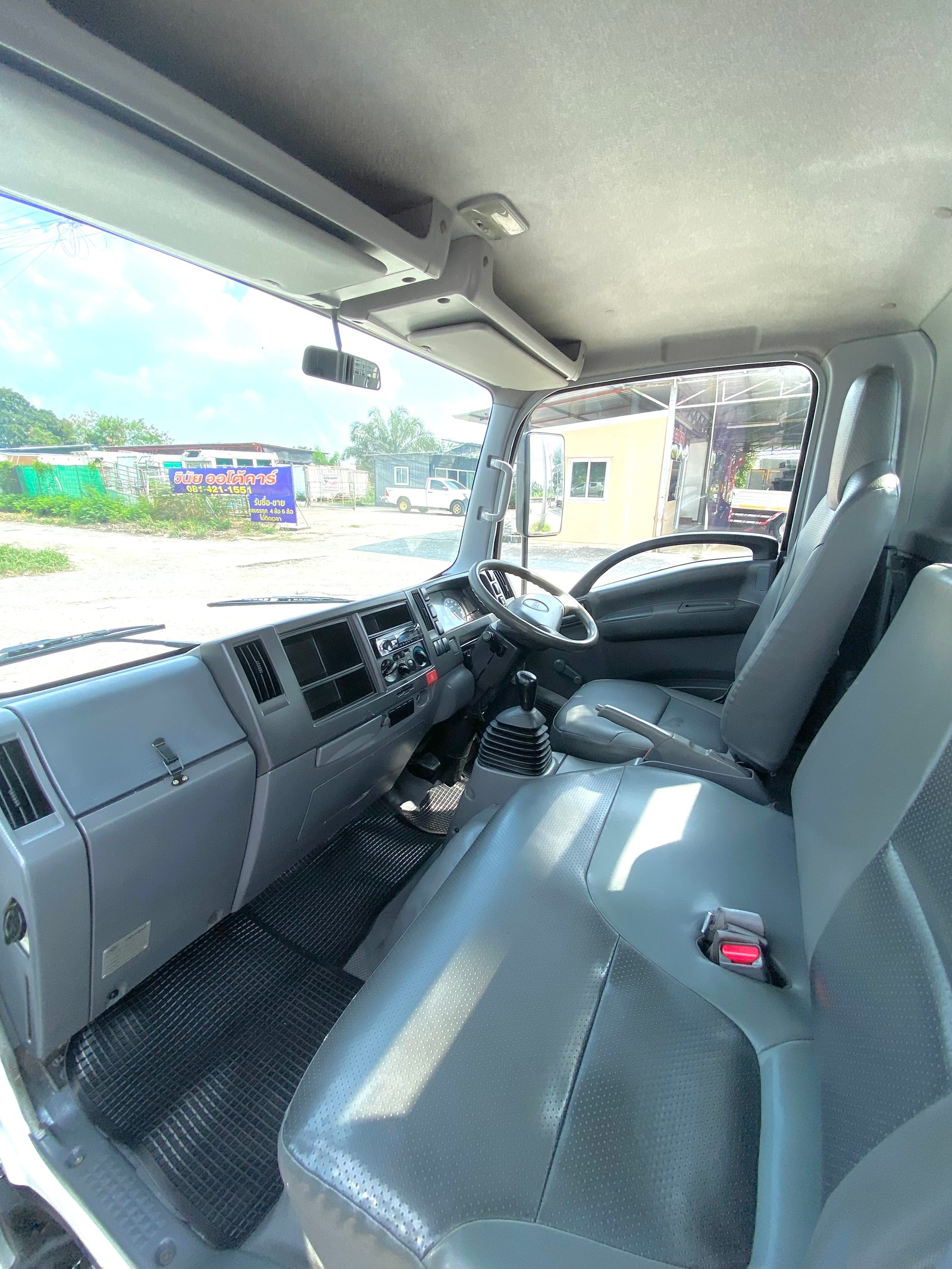 รถ ISUZU NLR 130 แรง ปี 2561 (รถห้างแท้ ) (4 ล้อไม่ติดเวลา) ตู้แห้งเปิด 3 บาน ยาว 3.30 ม. รุ่นใหม่ ไมล์น้อย รถสวย มือเดียว