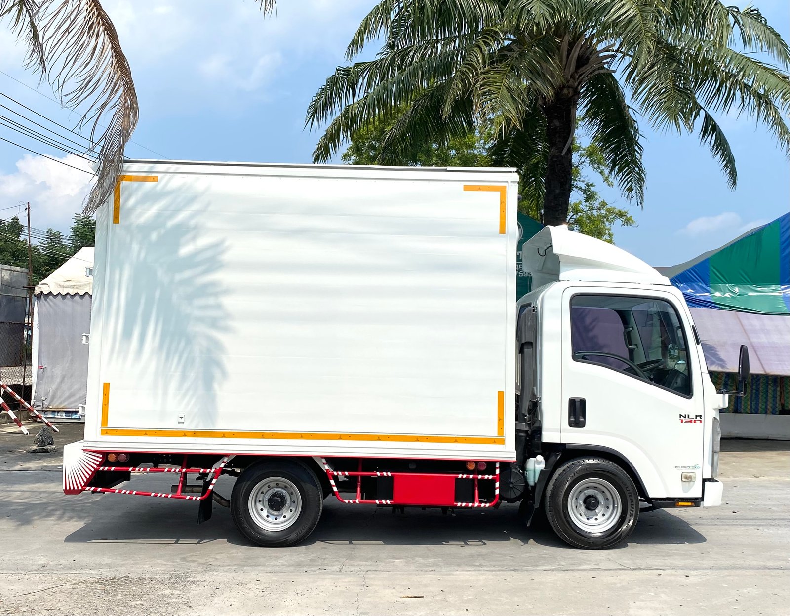 รถ ISUZU NLR 130 แรง ปี 2561 (รถห้างแท้ ) (4 ล้อไม่ติดเวลา) ตู้แห้งเปิด 3 บาน ยาว 3.30 ม. รุ่นใหม่ ไมล์น้อย รถสวย มือเดียว