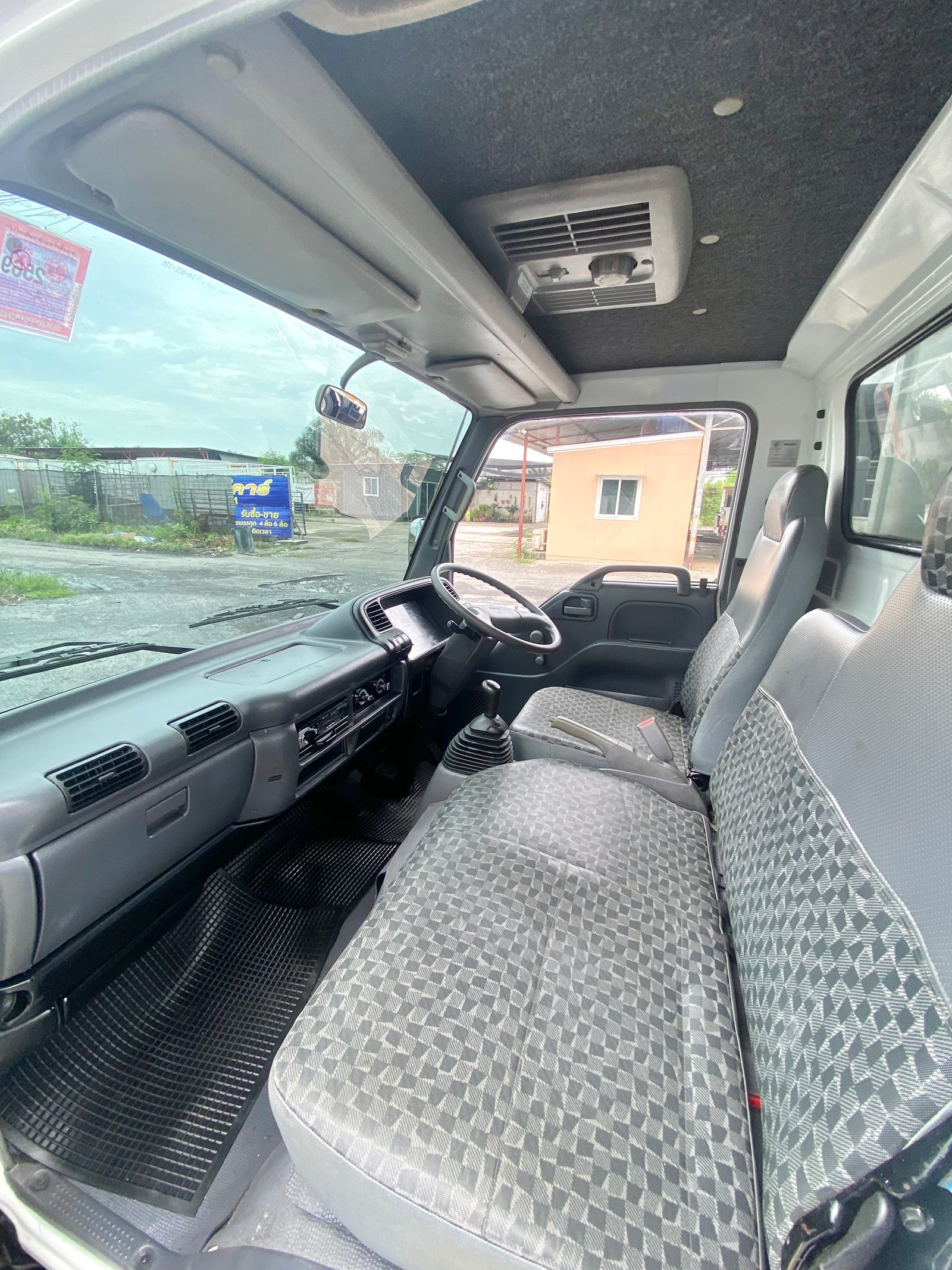 รถ ISUZU NKR 100 แรง เทอร์โบ รถห้างแท้ (4 ล้อไม่ติดเวลา) แหนบหน้า เพลาลอย ตู้แห้ง 6 บาน