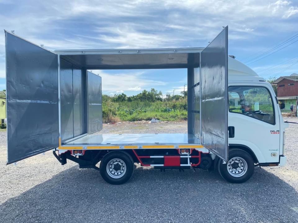 ขายรถ ISUZU NLR 130 แรง ปี 2559 รถห้างแท้ 4 ล้อไม่ติดเวลา ท้ายลิฟต์ กะบะเปิดรอบด้าน