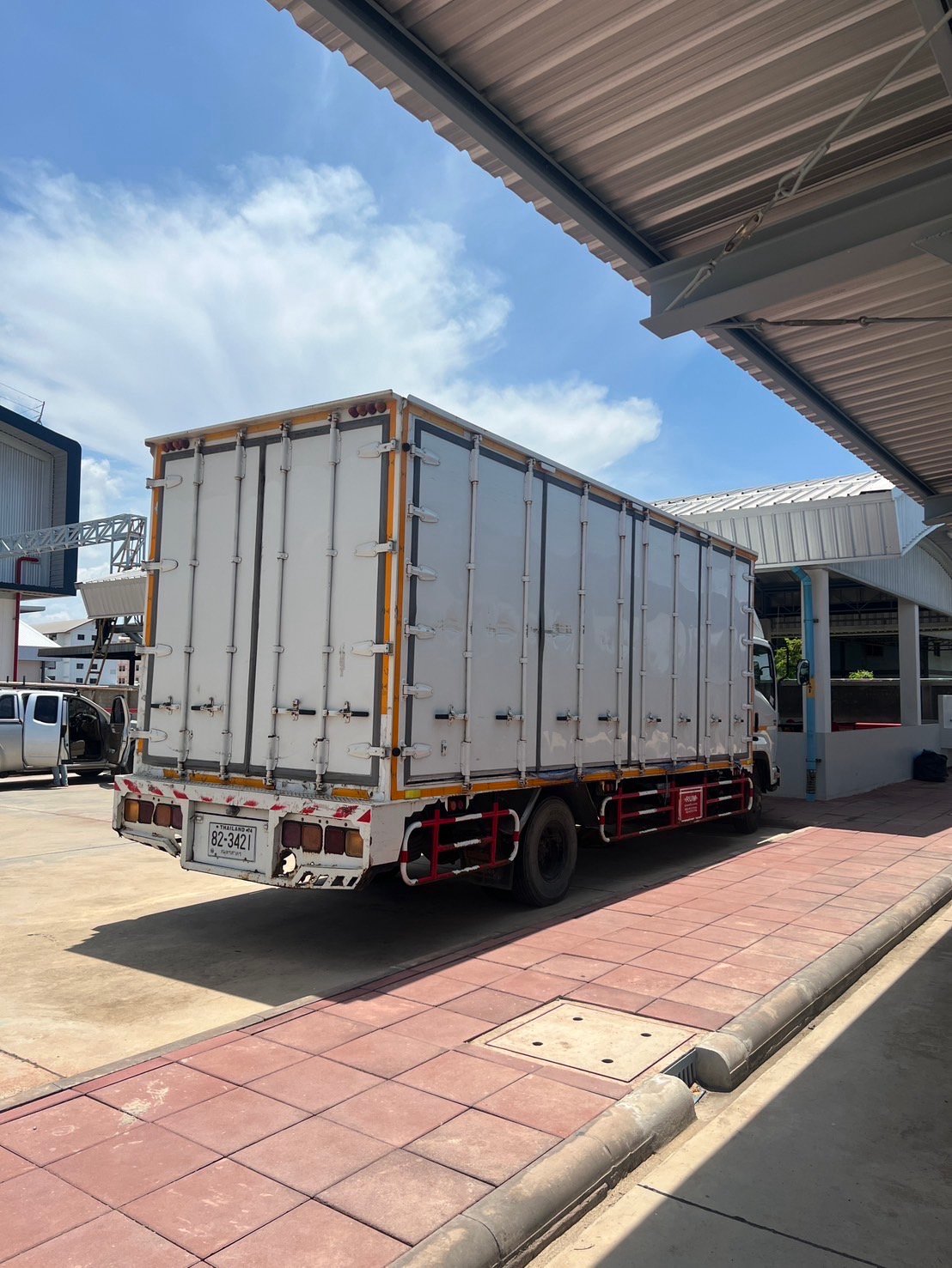 รถบรรทุก 6 ล้อ 2 เพลา ISUZU FRR190 แรงม้าปี60 ตู้แห้ง รถบรรทุก 6 ล้อ 2 เพลา ISUZU FRR190 แรงม้าปี60 ตู้แห้ง