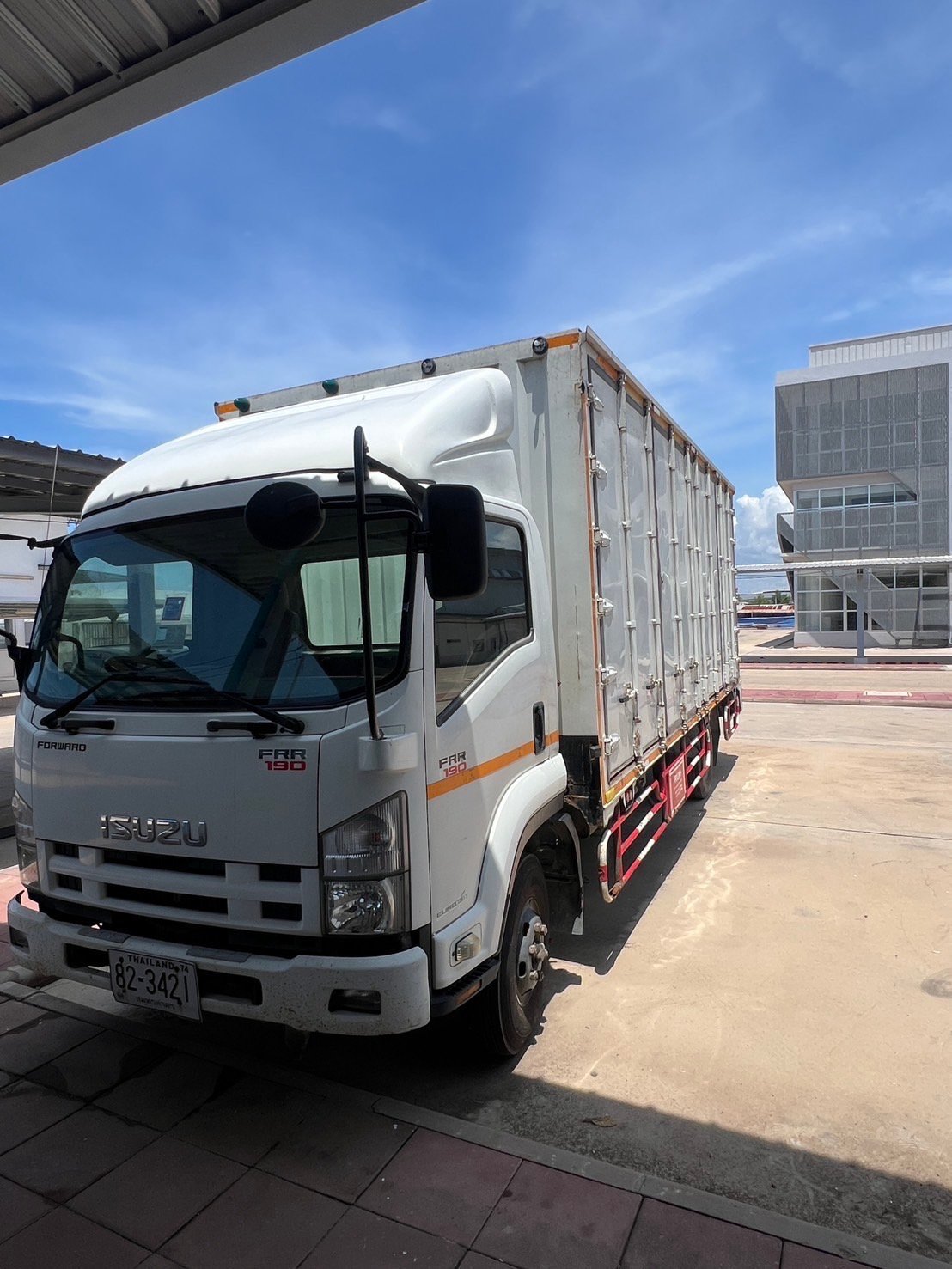 รถบรรทุก 6 ล้อ 2 เพลา ISUZU FRR190 แรงม้าปี60 ตู้แห้ง รถบรรทุก 6 ล้อ 2 เพลา ISUZU FRR190 แรงม้าปี60 ตู้แห้ง