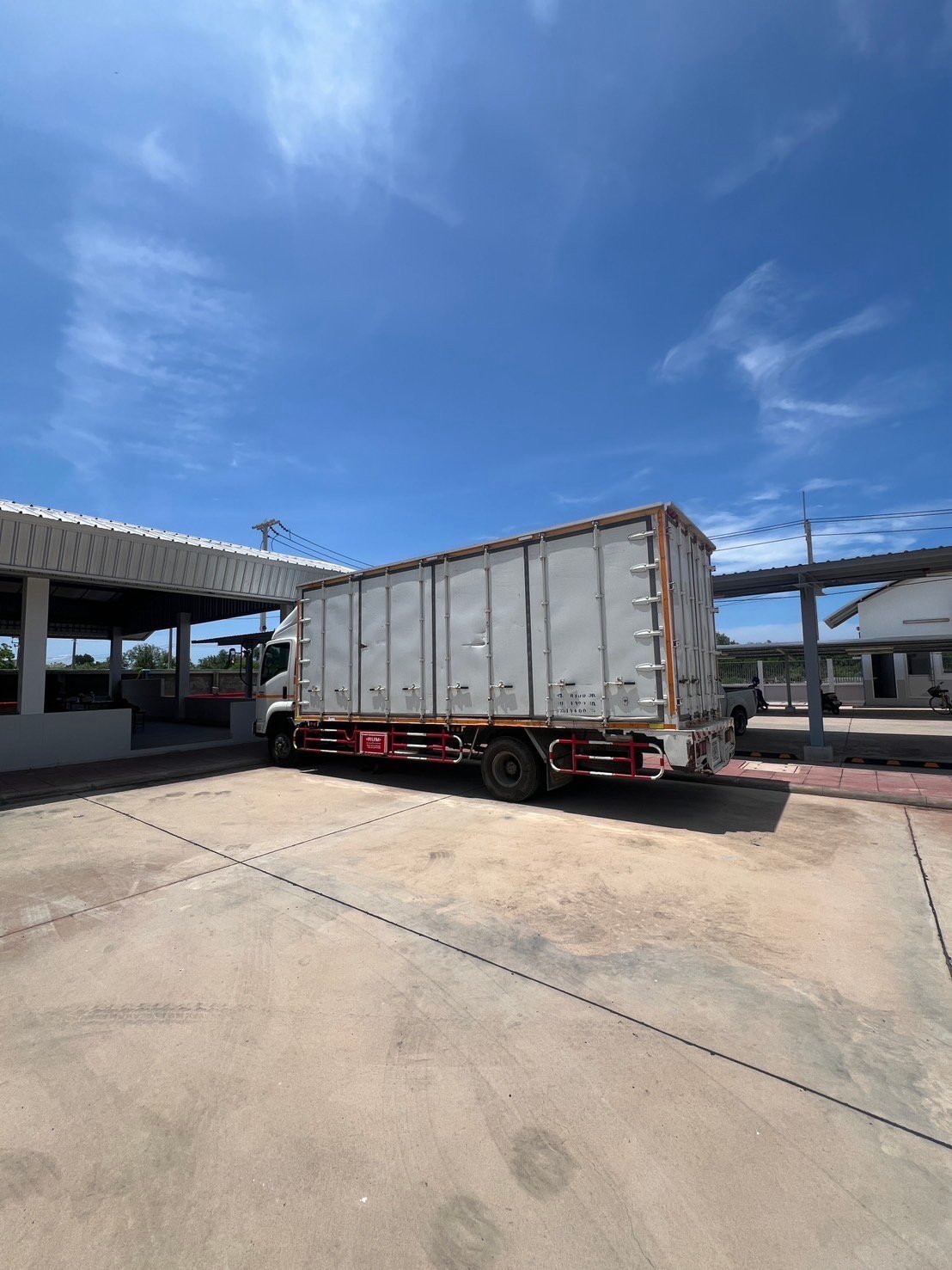 รถบรรทุก 6 ล้อ 2 เพลา ISUZU FRR190 แรงม้าปี60 ตู้แห้ง รถบรรทุก 6 ล้อ 2 เพลา ISUZU FRR190 แรงม้าปี60 ตู้แห้ง
