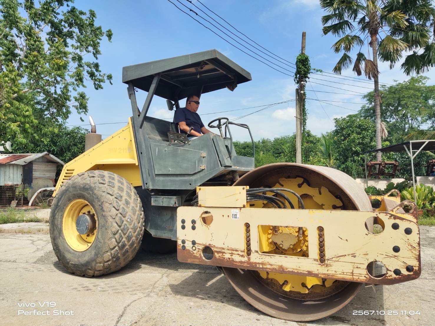 รถบท 5200 BOMAX BW211D-3 สองเพลา สองเปลือก รถบท 5200 BOMAX BW211D-3 สองเพลา สองเปลือก