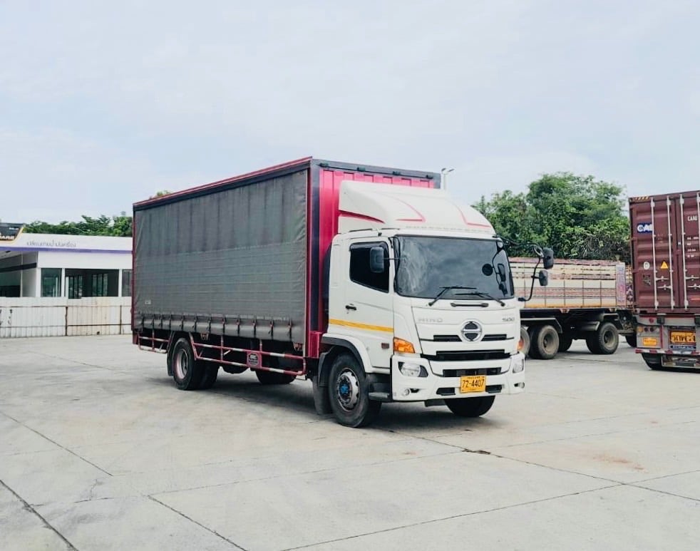 6 ล้อ HINO FG8J 240 แรง ตู้ผ้าใบ ยาว 7.80 เมตร อู่ BBC 6 ล้อ HINO FG8J 240 แรง ตู้ผ้าใบ ยาว 7.80 เมตร อู่ BBC