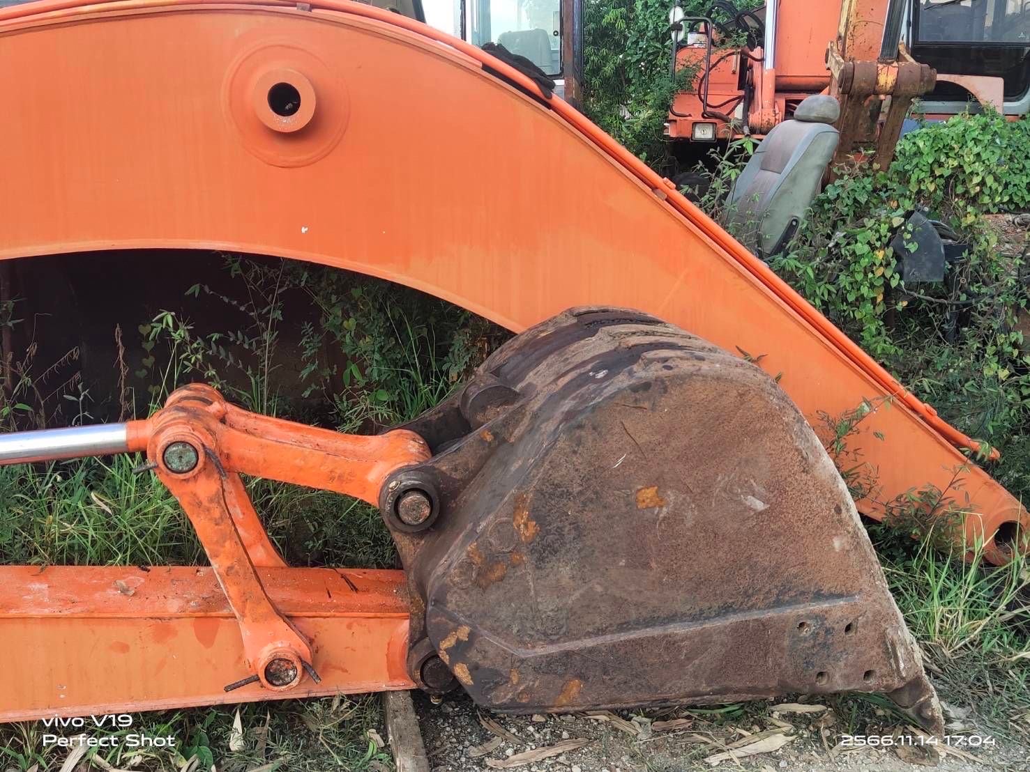 บูมยาว16เมตร
HITACHI ZX200