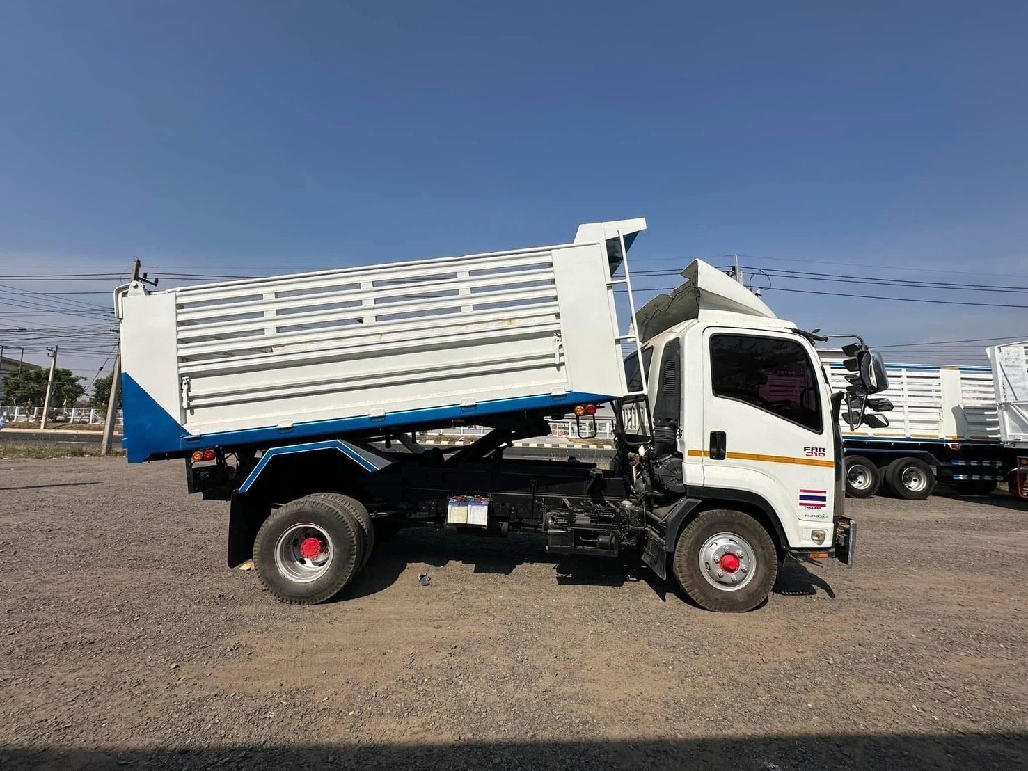 ISUZU 210 แรง ดั้มพ์ ยาว 4.00.เมตร กว้าง 2.20.สูง 1.20.ม ISUZU 210 แรง ดั้มพ์ ยาว 4.00.เมตร กว้าง 2.20.สูง 1.20.ม