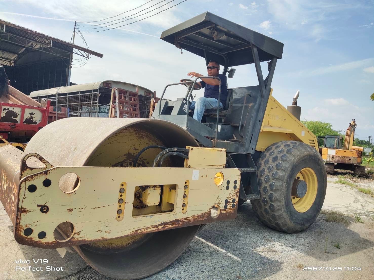 รถบท 5200 BOMAX BW211D-3 สองเพลา สองเปลือก