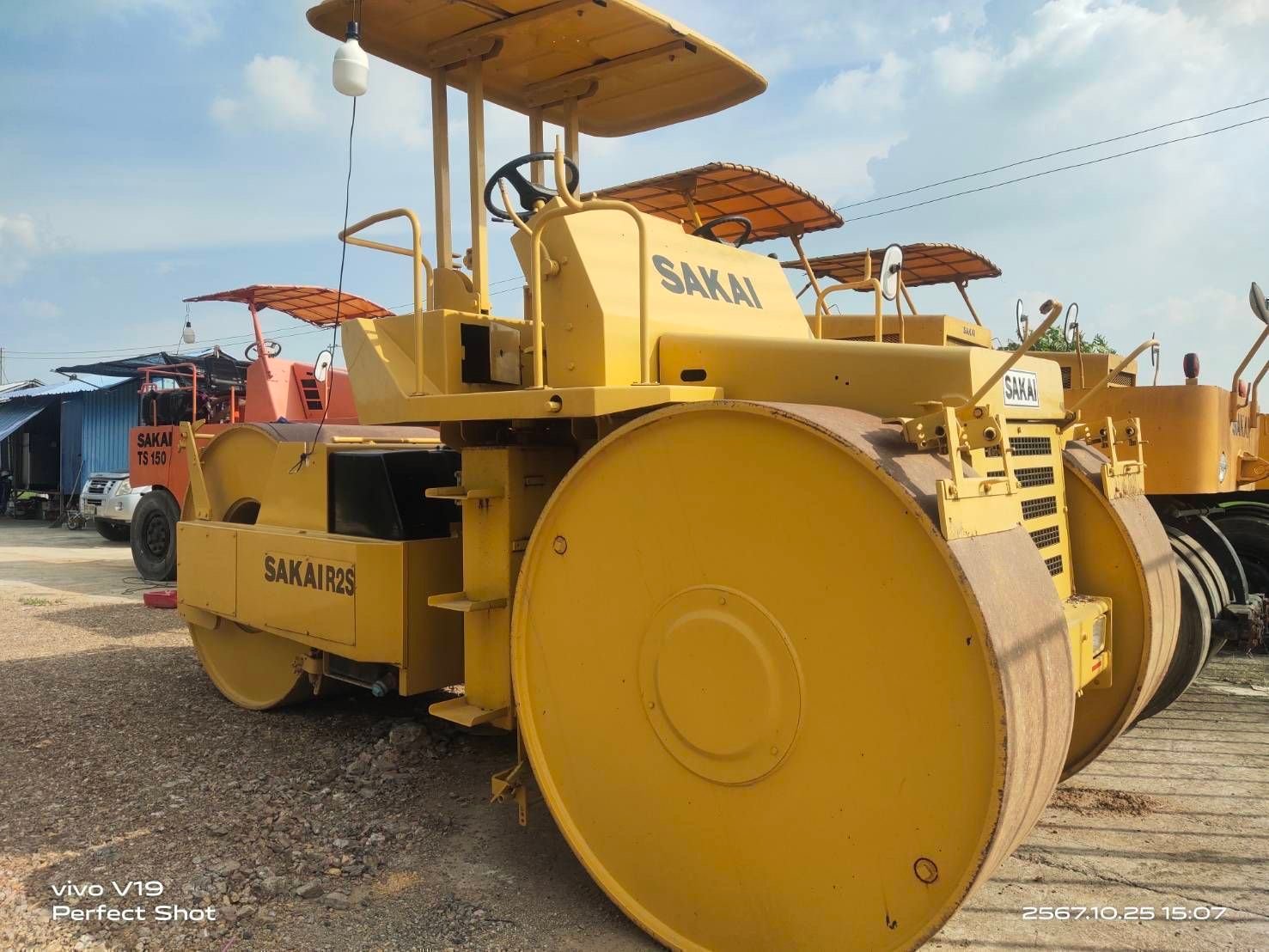 รถบด SAKAI รุ่นR2S สามล้อเหล็ก เช็คช่อมเต็ม เครื่องปั้มเกียร์ รถบด SAKAI รุ่นR2S สามล้อเหล็ก เช็คช่อมเต็ม เครื่องปั้มเกียร์