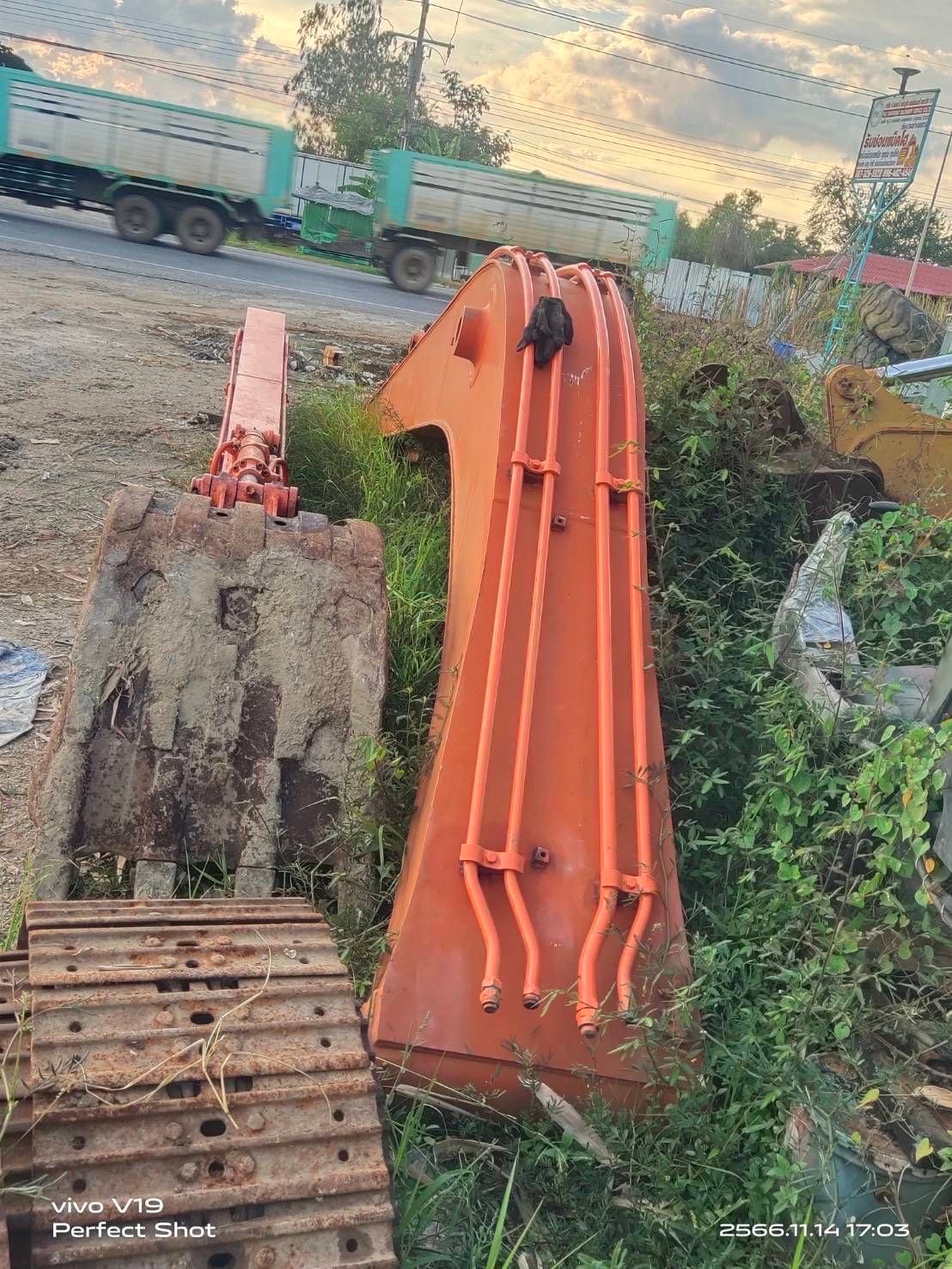 บูมยาว16เมตร
HITACHI ZX200
