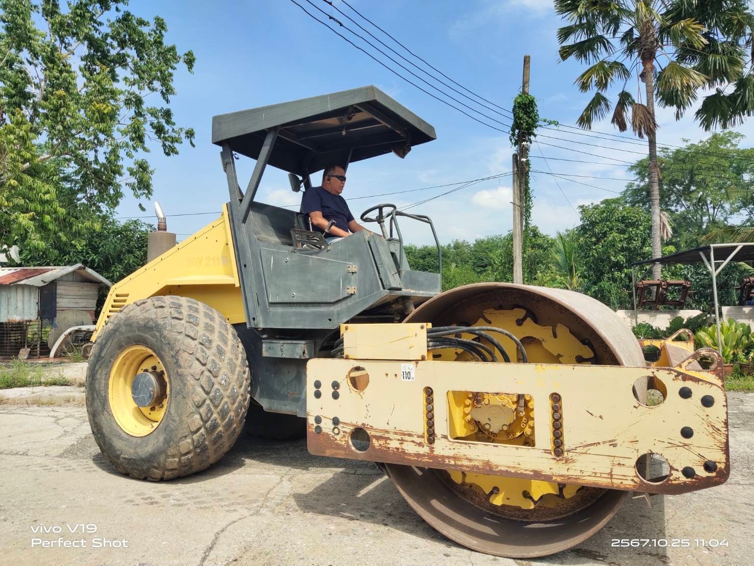 รถบท 5200 BOMAX BW211D-3 สองเพลา สองเปลือก รถบท 5200 BOMAX BW211D-3 สองเพลา สองเปลือก