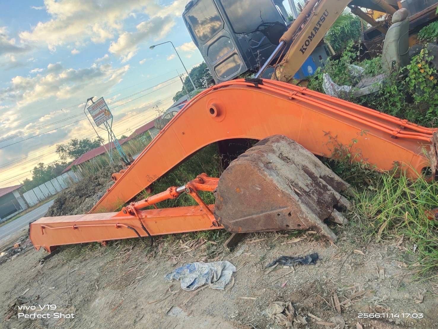 บูมยาว16เมตร
HITACHI ZX200