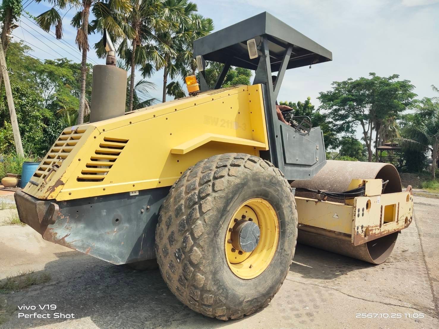 รถบท 5200 BOMAX BW211D-3 สองเพลา สองเปลือก