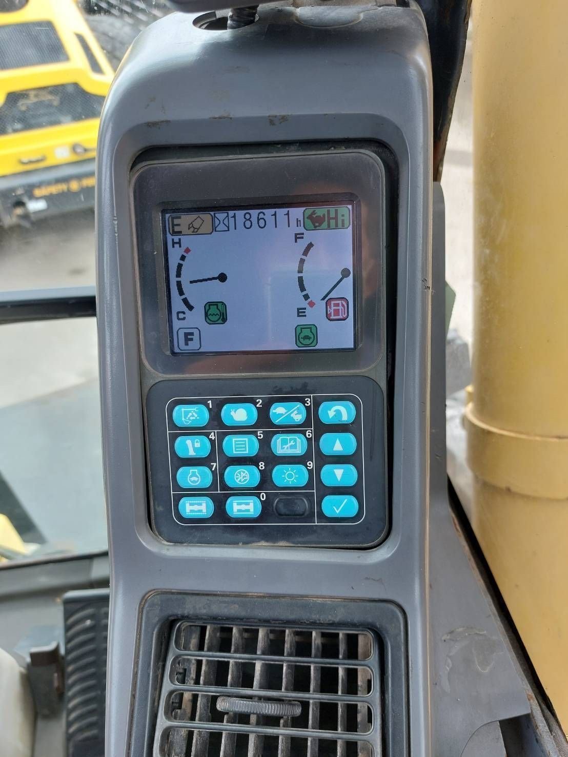 แบคโฮล้อยาง 
PW130-7 นำเข้า