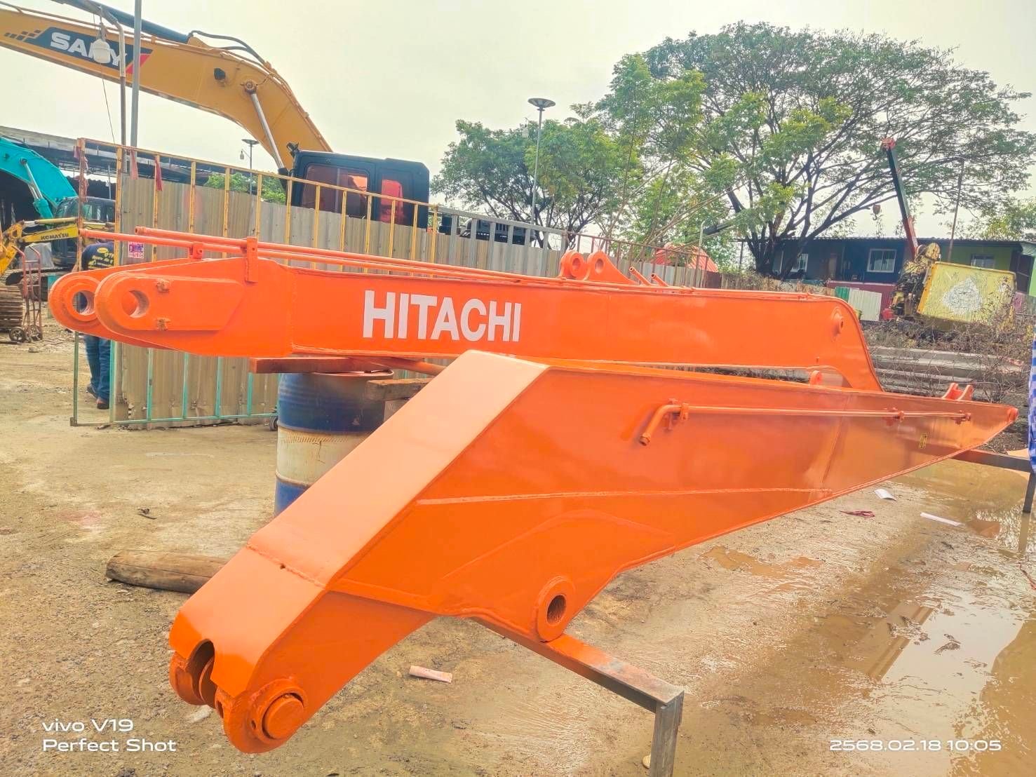 HITACHI ZX200 บูมยาว 18 เมตร พิกัด ปทุม HITACHI ZX200 บูมยาว 18 เมตร พิกัด ปทุม