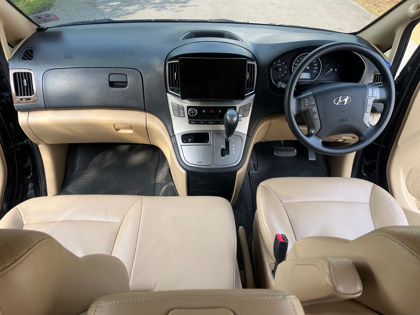 2019 Hyundai h1 2.5 elite ประตูไฟฟ้า ซ้าย ม่านบังแดด จอกลาง แอนดอย สีดำ แอร์ราว ขาย 775,000.- เอกสาร 2019 Hyundai h1 2.5 elite ประตูไฟฟ้า ซ้าย ม่านบังแดด จอกลาง แอนดอย สีดำ แอร์ราว ขาย 775,000.- เอกสาร