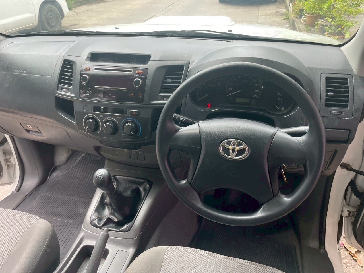 2014 Toyota Vigo 2.5 mt ดีเซล ราคา 189,000.- เอกสารครบ มีนบุรี กทม สอบถาม 0853375537 เอ