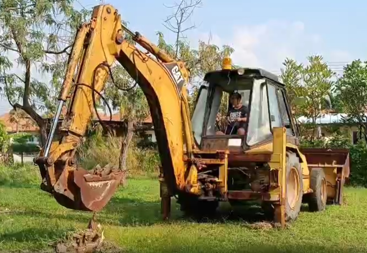 CAT 428B, 4 WD ตักหน้าขุดหลัง พวงมาลัยเพาเวอร์ ขนาด 1 เพลา  ราคา 299,000 บาท CATERPILLAR INC. PEORIA, IL 81629 USA  เจ้าของขายเอง
อำเภอบางพระ จังหวัด ชลบุรี
สนใจดูรถติดต่อ 090-6464924
Line ID   yamaken2527