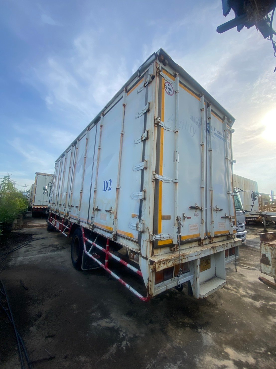 ISUZU CNG 220 6ล้อ ปี54 ตู้10บาน ISUZU CNG 220 6ล้อ ปี54 ตู้10บาน