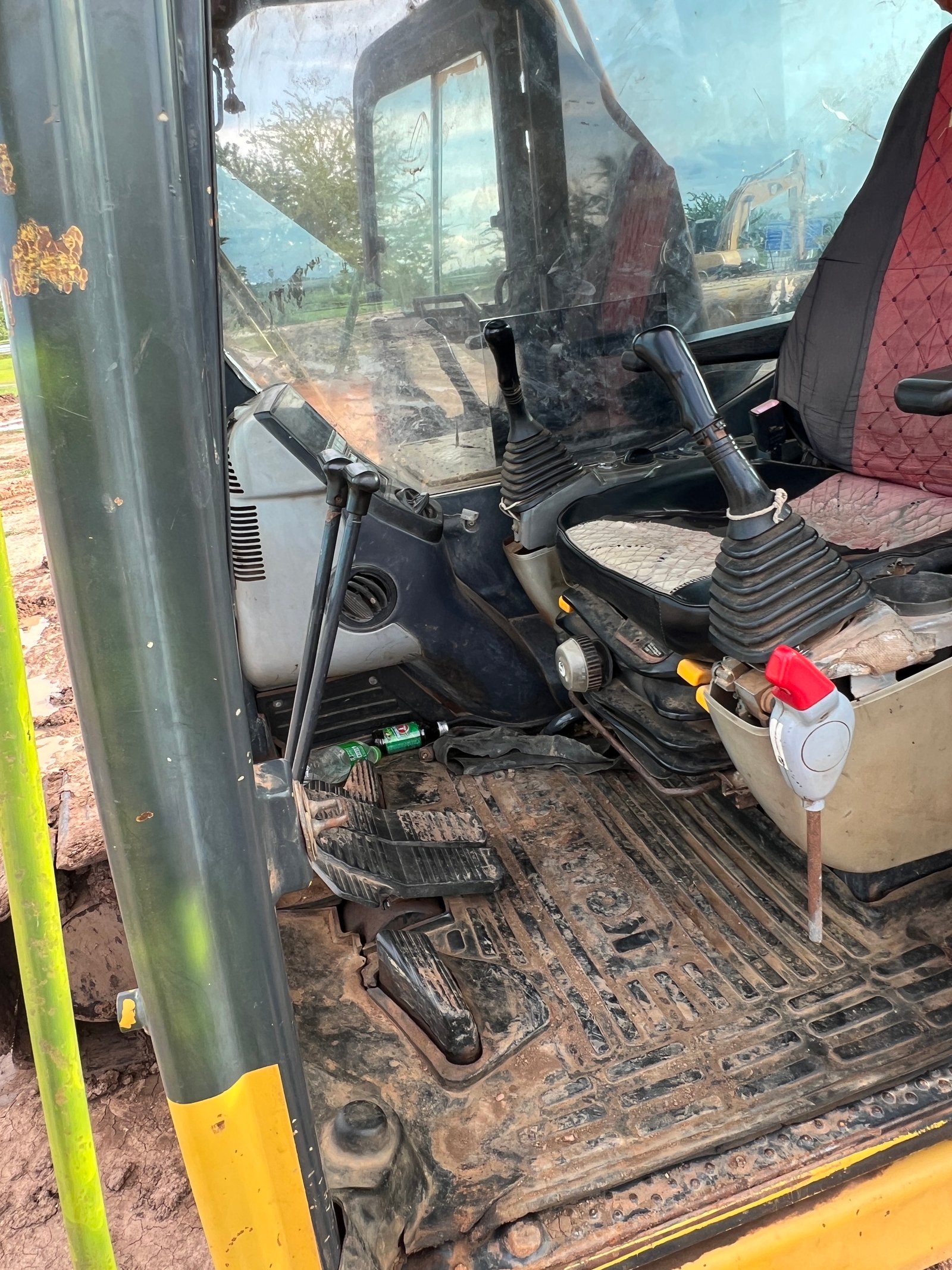 ขาย 590,000 KOMATSU pc 200-8 ปี 2008 ไฟฟ้าครบ เครื่องดี ปั้มแรง เอวมีขยับ เอกสารเล่มทะเบียน 
สนใจติดต่อได้ครับ
090-772-3710
090-772-3708