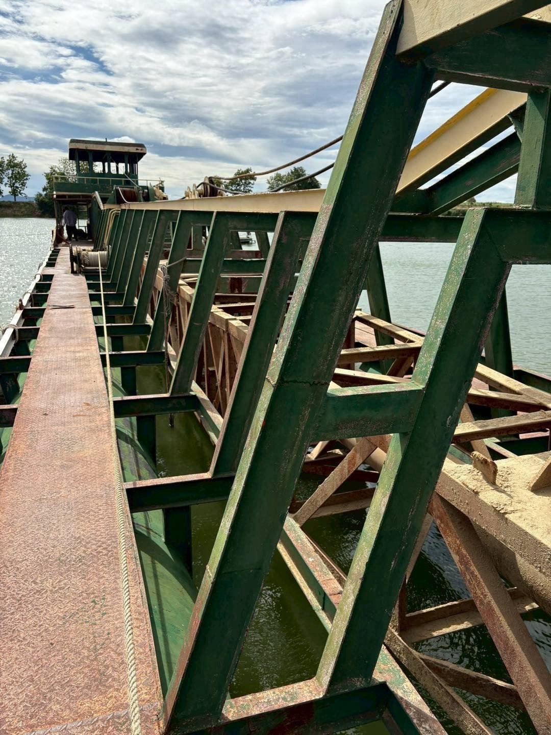 เรือดูดทรายขนาด ยาว 45 เมตร เรือดูดทรายขนาด ยาว 45 เมตร