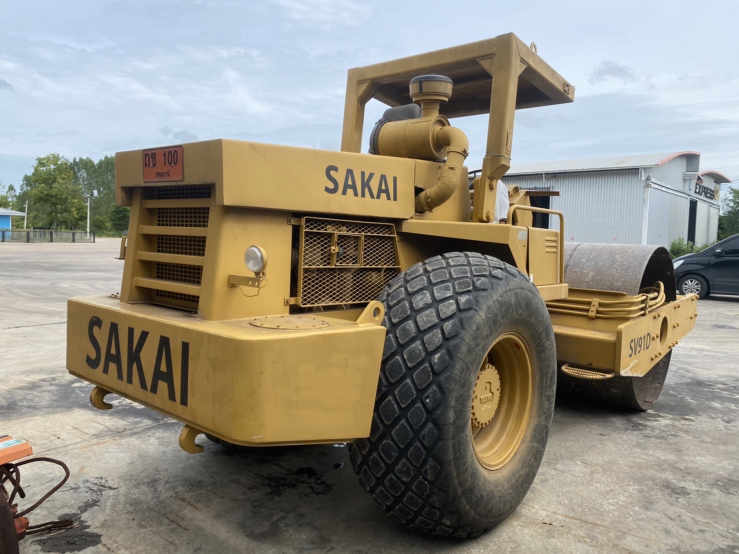 ขาย 850,000 รถบดสั่นสะเทือน 2 เพลา 2 เปลือก หนามหุ้มเรียบ  SAKAI SV 91 เล่มทะเบียน เครื่อง ISUZU แรงดี เกียร์แรง เอวแน่น ปั้มสั่นแรง รถสวยพร้อมใช้งานเล่มทะเบียนพร้อมโอนสนใจติดต่อ