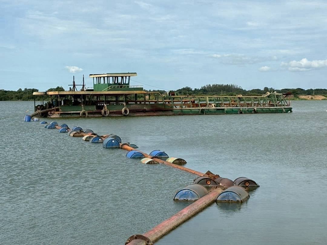 เรือดูดทรายขนาด ยาว 45 เมตร เรือดูดทรายขนาด ยาว 45 เมตร