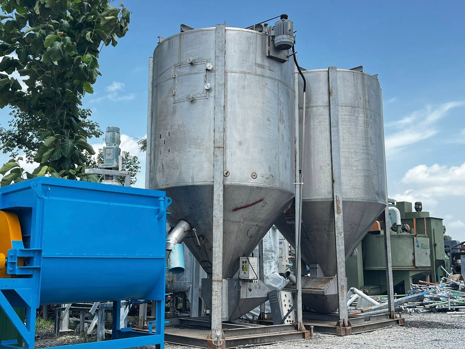ซโลผสมวัตถุดิบงานสเตนเลส(Silo Stainless) ขนาด 5000 kg ( 5 ton ) มอเตอร์ต้นกำลัง Mitsubishi 10 HP 380 ซโลผสมวัตถุดิบงานสเตนเลส(Silo Stainless) ขนาด 5000 kg ( 5 ton ) มอเตอร์ต้นกำลัง Mitsubishi 10 HP 380